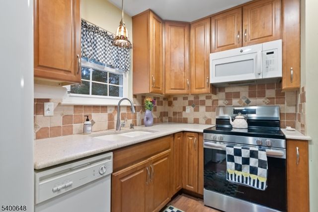 11 Carol Ct, Glen Gardner Boro, NJ 08826