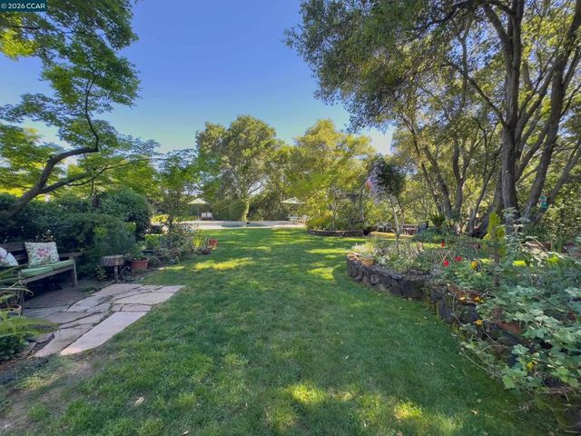 84 Quail Ln, Martinez, CA 94553