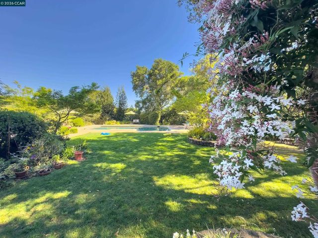 84 Quail Ln, Martinez, CA 94553