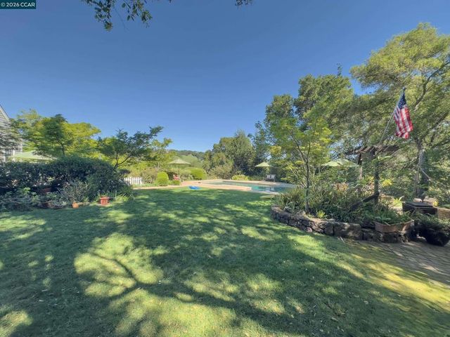 84 Quail Ln, Martinez, CA 94553
