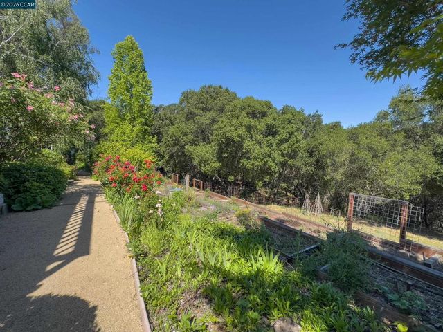 84 Quail Ln, Martinez, CA 94553