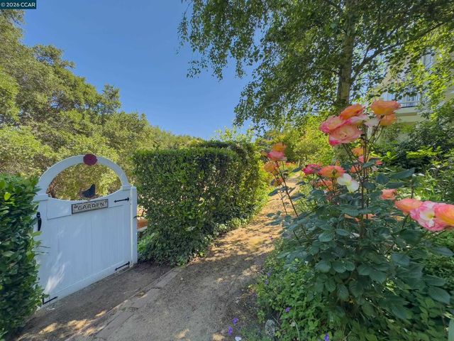 84 Quail Ln, Martinez, CA 94553