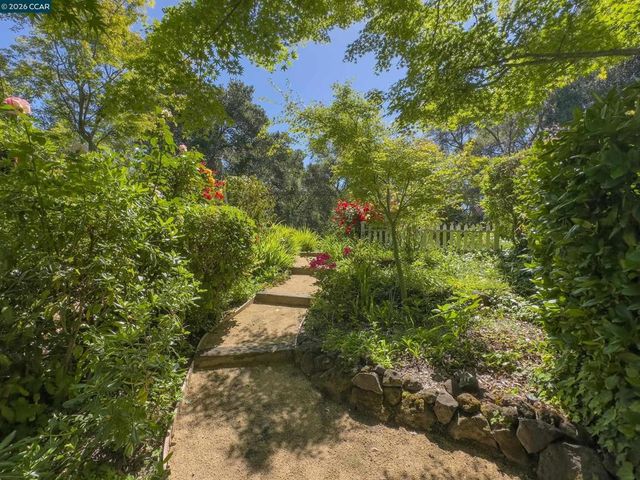 84 Quail Ln, Martinez, CA 94553