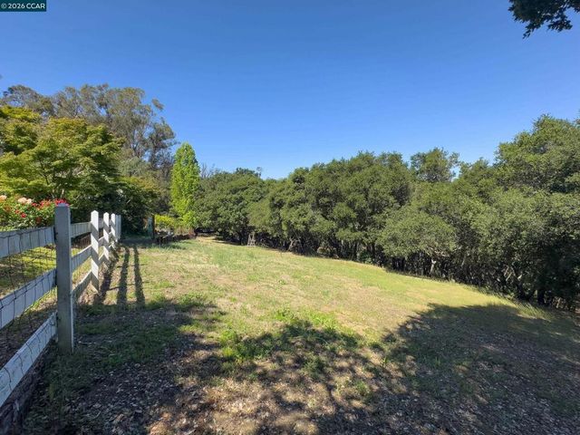 84 Quail Ln, Martinez, CA 94553