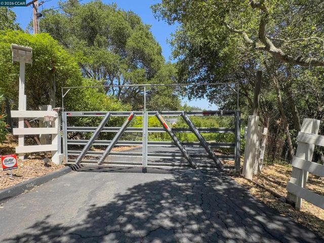 84 Quail Ln, Martinez, CA 94553