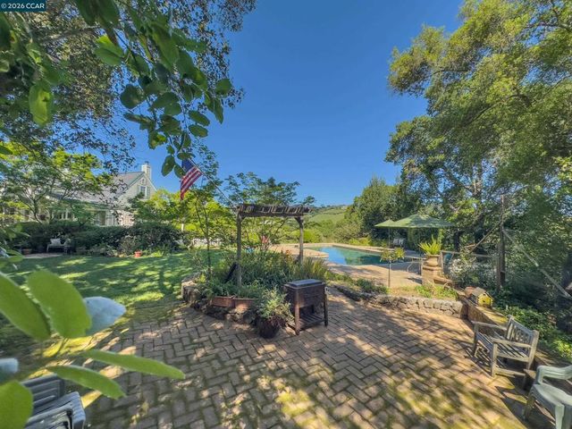 84 Quail Ln, Martinez, CA 94553