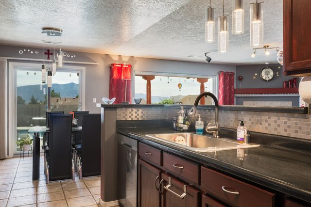 5056 Woodhaven Drive NE, Rio Rancho, NM 87144
