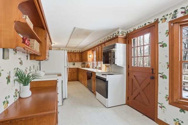 6 Old Village Rd, Acton, MA 01720