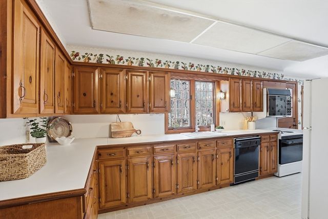 6 Old Village Rd, Acton, MA 01720