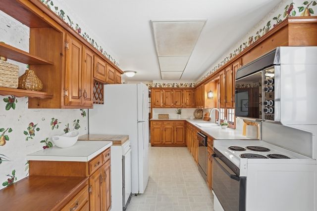 6 Old Village Rd, Acton, MA 01720