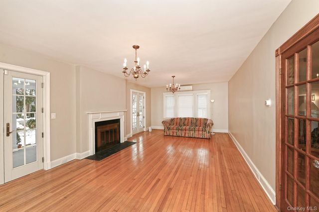 198 Warner Avenue, Roslyn Heights, NY 11577