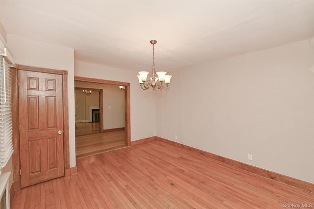 198 Warner Avenue, Roslyn Heights, NY 11577