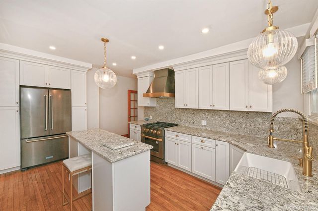 198 Warner Avenue, Roslyn Heights, NY 11577