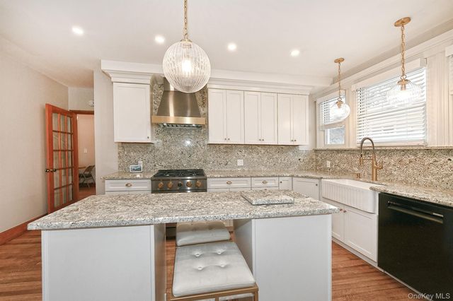 198 Warner Avenue, Roslyn Heights, NY 11577