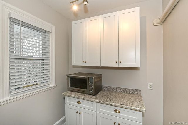 198 Warner Avenue, Roslyn Heights, NY 11577