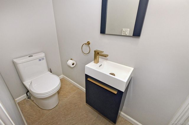 198 Warner Avenue, Roslyn Heights, NY 11577