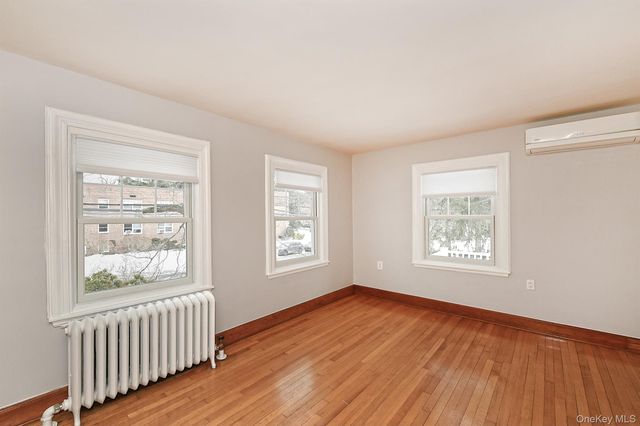 198 Warner Avenue, Roslyn Heights, NY 11577