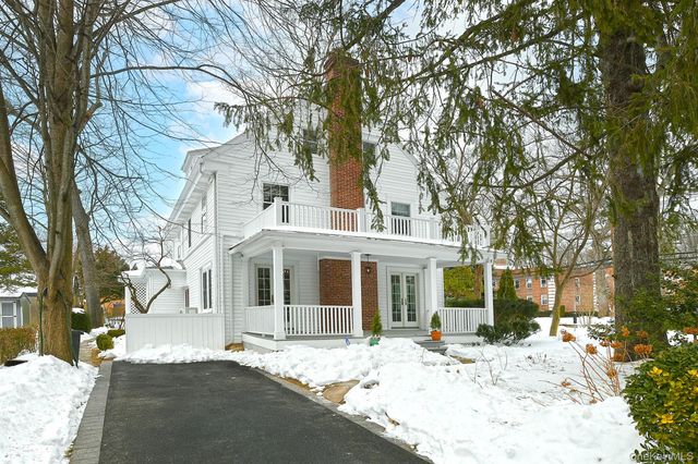 198 Warner Avenue, Roslyn Heights, NY 11577