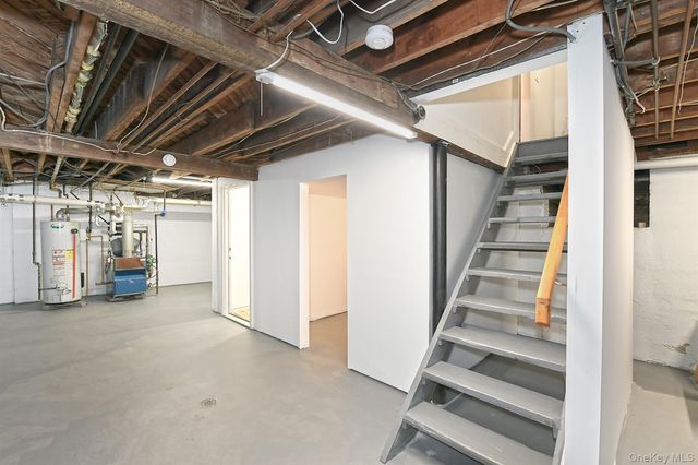 198 Warner Avenue, Roslyn Heights, NY 11577