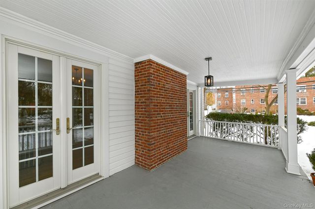 198 Warner Avenue, Roslyn Heights, NY 11577