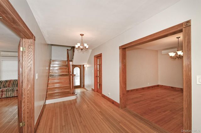 198 Warner Avenue, Roslyn Heights, NY 11577