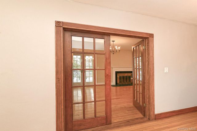 198 Warner Avenue, Roslyn Heights, NY 11577