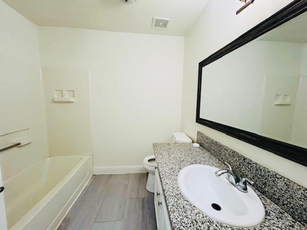 Image 11 of property listing at 5260 E Wildflower Lane, Fresno, CA 93725