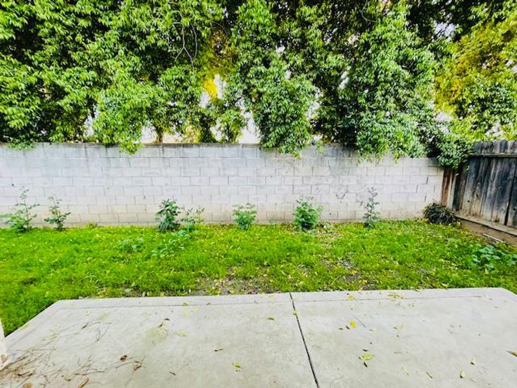 Image 23 of property listing at 5260 E Wildflower Lane, Fresno, CA 93725