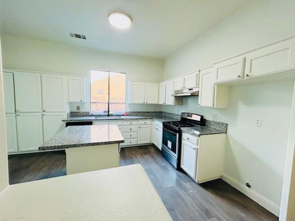 Image 5 of property listing at 5260 E Wildflower Lane, Fresno, CA 93725