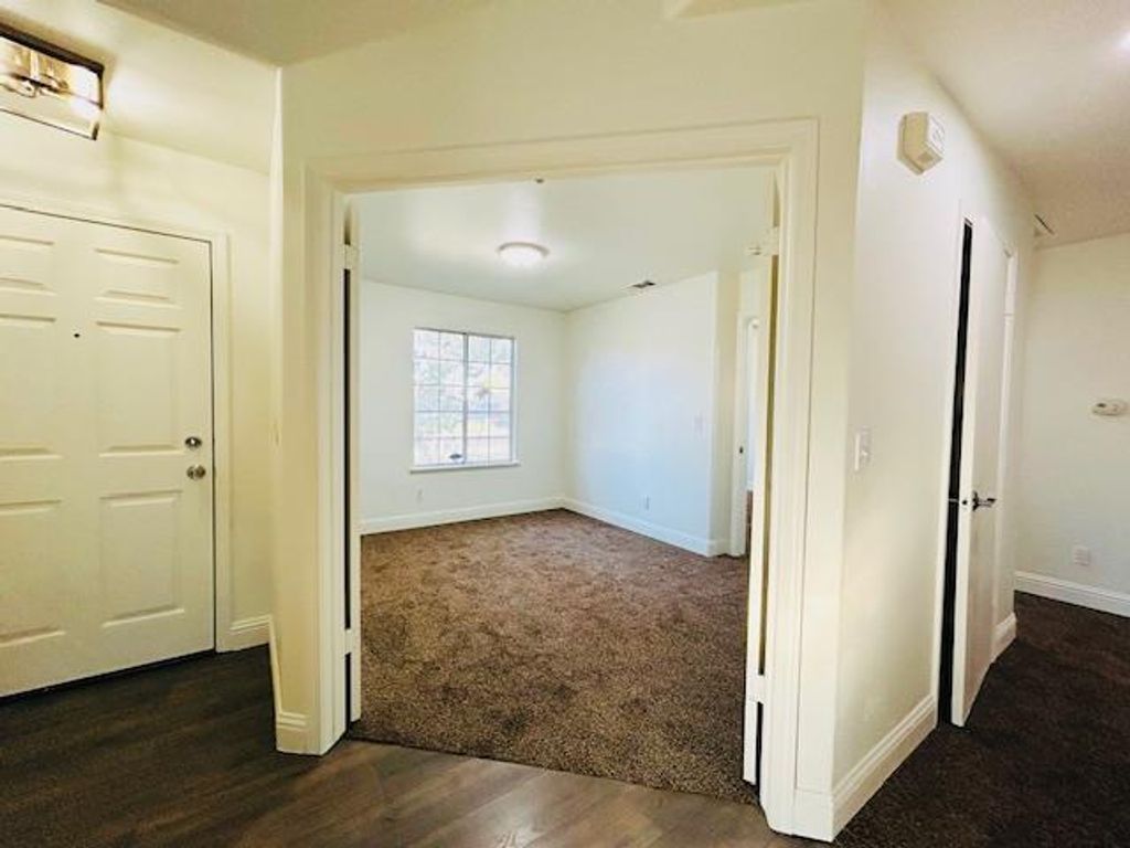 Image 8 of property listing at 5260 E Wildflower Lane, Fresno, CA 93725