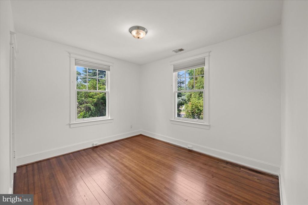 Image 33 of property listing at 3810 DRESDEN ST, Kensington, MD 20895