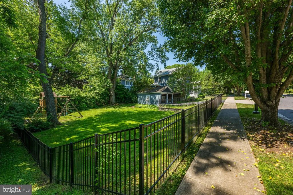 Image 49 of property listing at 3810 DRESDEN ST, Kensington, MD 20895