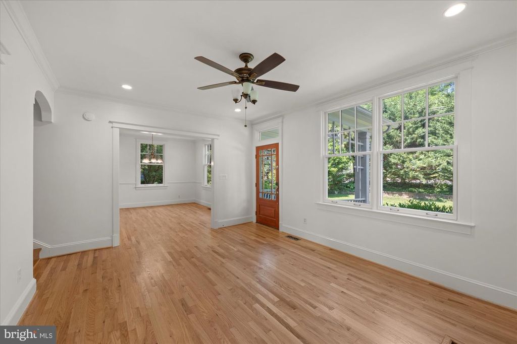 Image 5 of property listing at 3810 DRESDEN ST, Kensington, MD 20895
