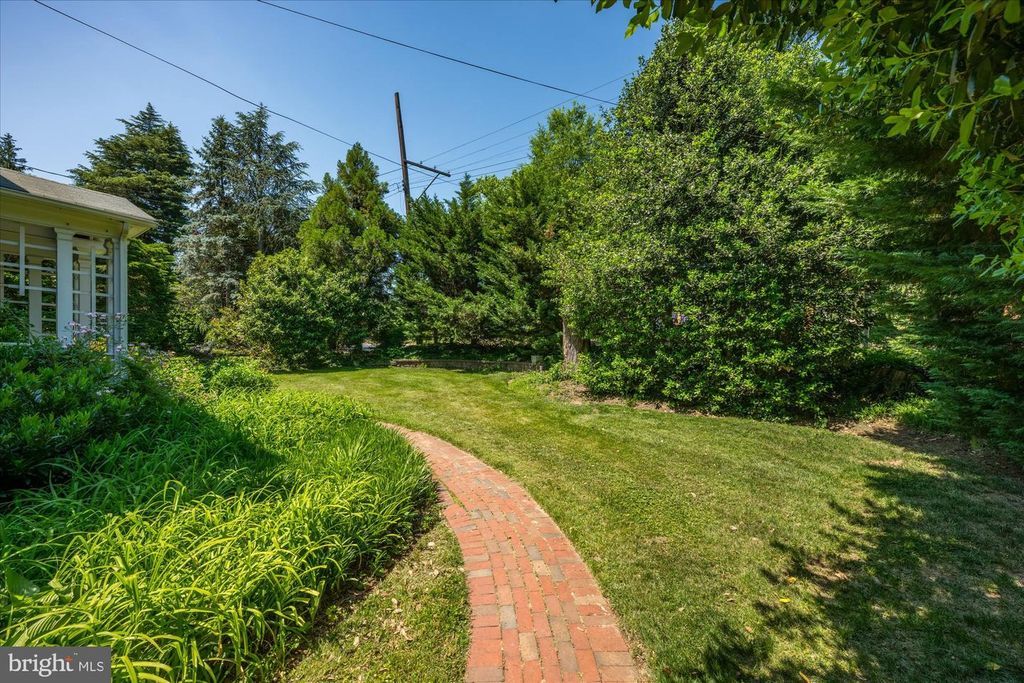 Image 53 of property listing at 3810 DRESDEN ST, Kensington, MD 20895