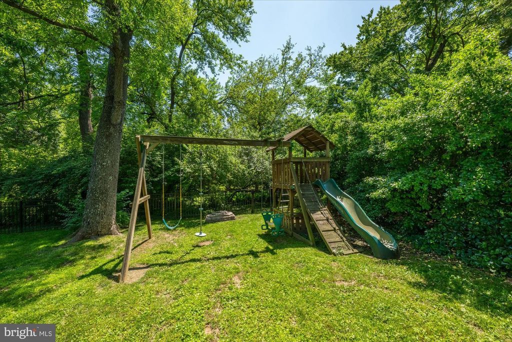 Image 60 of property listing at 3810 DRESDEN ST, Kensington, MD 20895