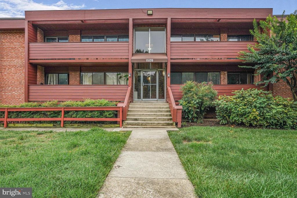 1509 S GEORGE MASON DR #1, Arlington, VA 22204