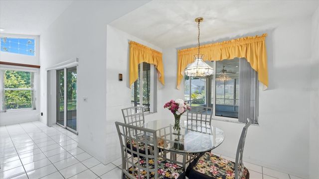 6157 55TH AVENUE CIRCLE E, Bradenton, FL 34203