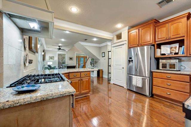 222 Oak Road Road, Clear Lake Shores, TX 77565