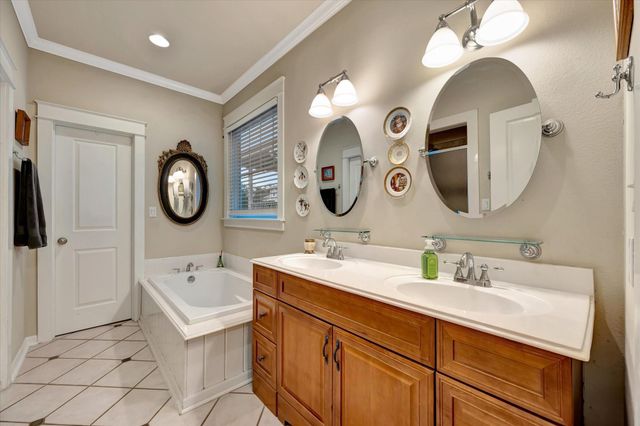 222 Oak Road Road, Clear Lake Shores, TX 77565