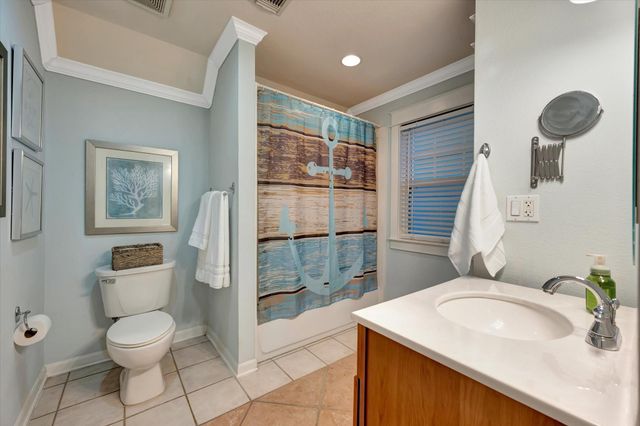 222 Oak Road Road, Clear Lake Shores, TX 77565