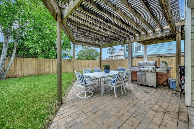 222 Oak Road Road, Clear Lake Shores, TX 77565