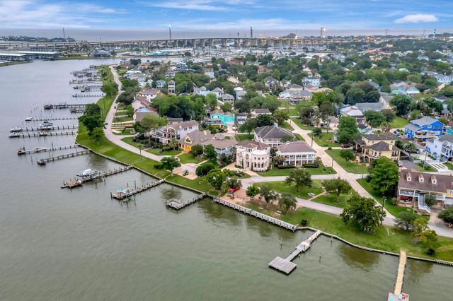 222 Oak Road Road, Clear Lake Shores, TX 77565