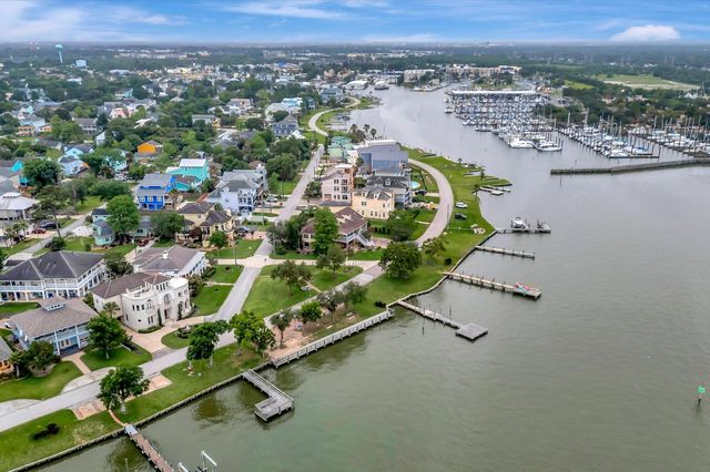 222 Oak Road Road, Clear Lake Shores, TX 77565