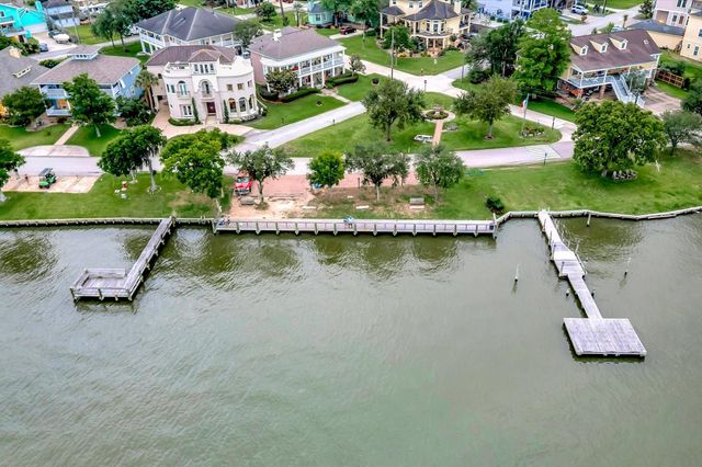 222 Oak Road Road, Clear Lake Shores, TX 77565