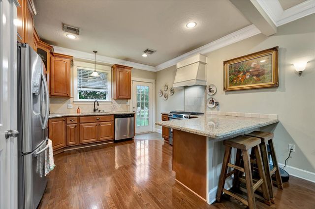 222 Oak Road Road, Clear Lake Shores, TX 77565