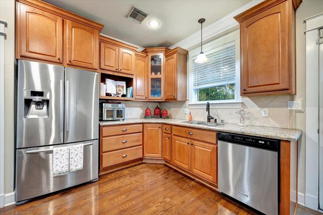 222 Oak Road Road, Clear Lake Shores, TX 77565