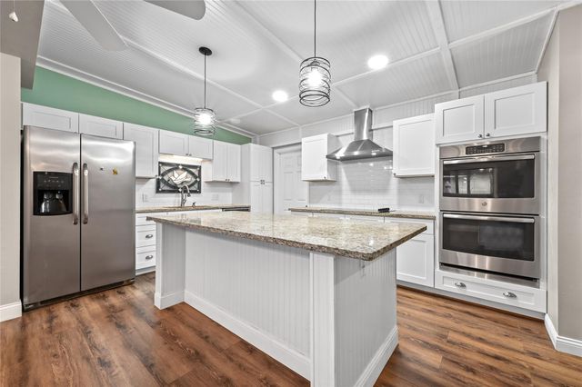 102 Rivercrest ST, Luling, TX 78648