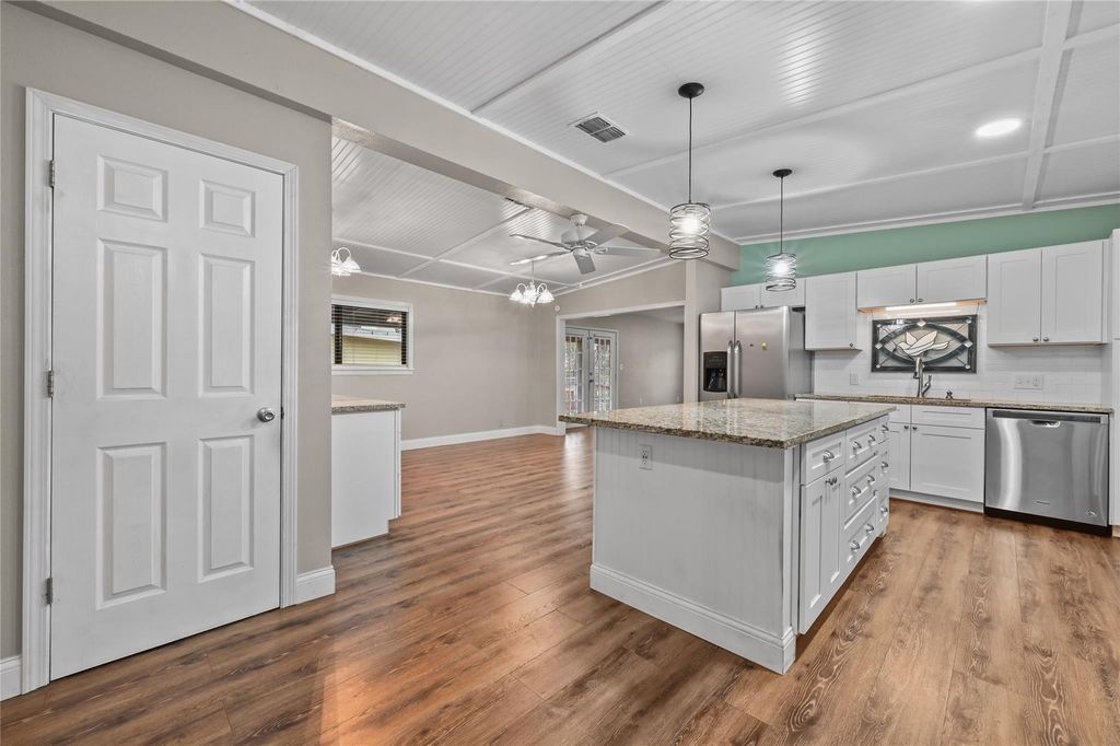 102 Rivercrest ST, Luling, TX 78648