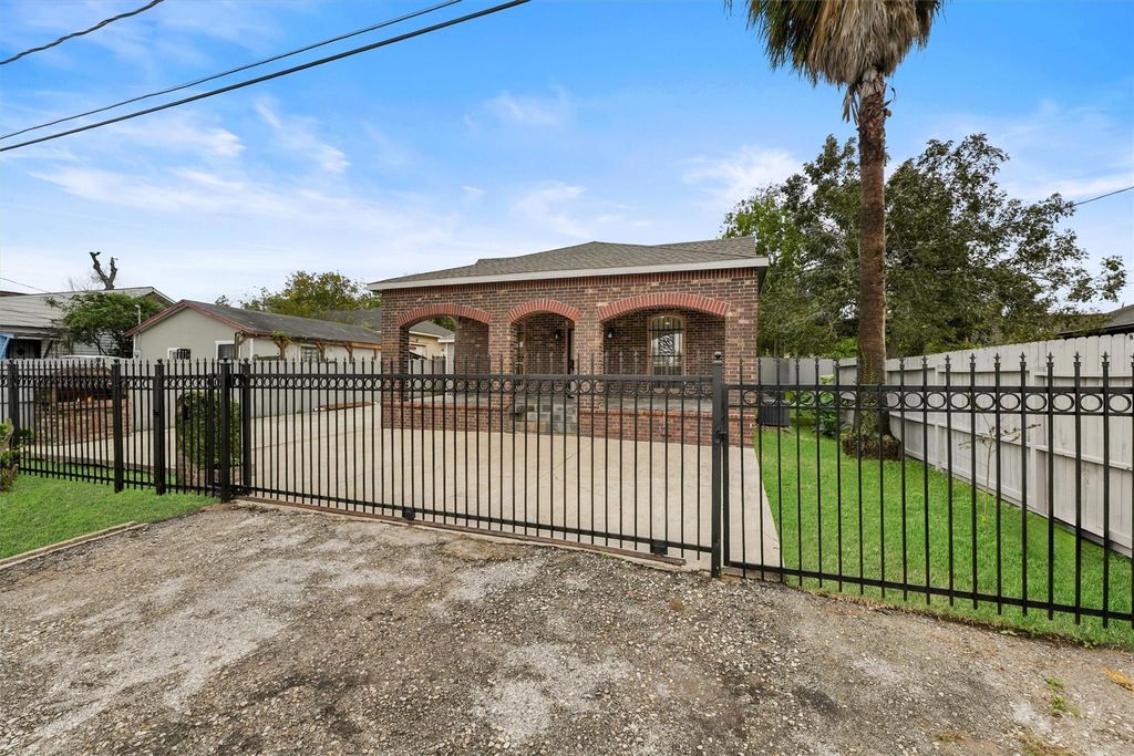 7912 Cypress Street, Houston, TX 77012