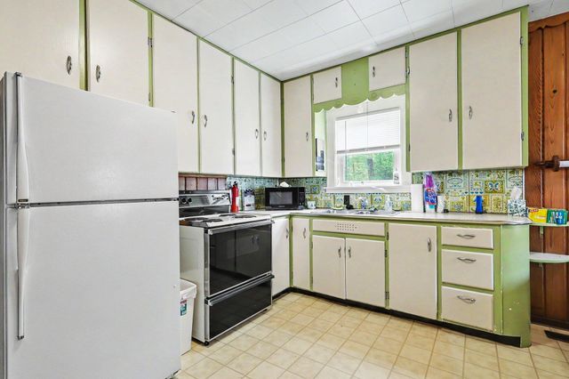 713 E Spring Street, Whitehall City, MI 49461